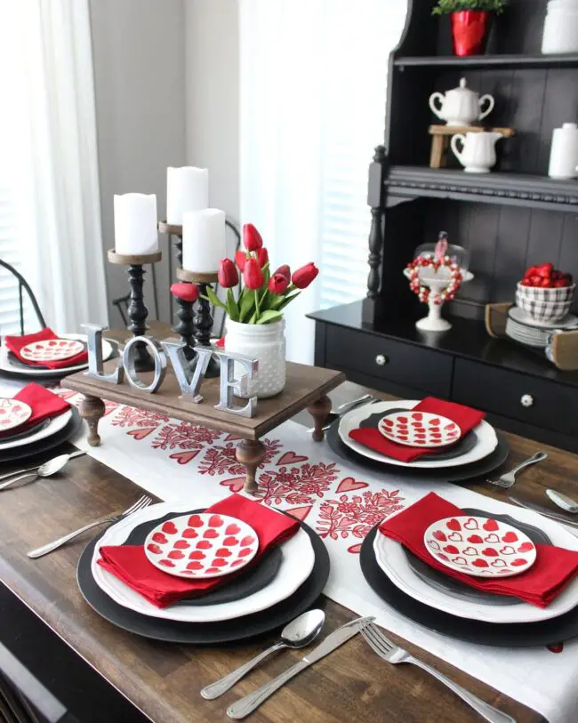 Romantic Valentine's Dinner Table Arrangement