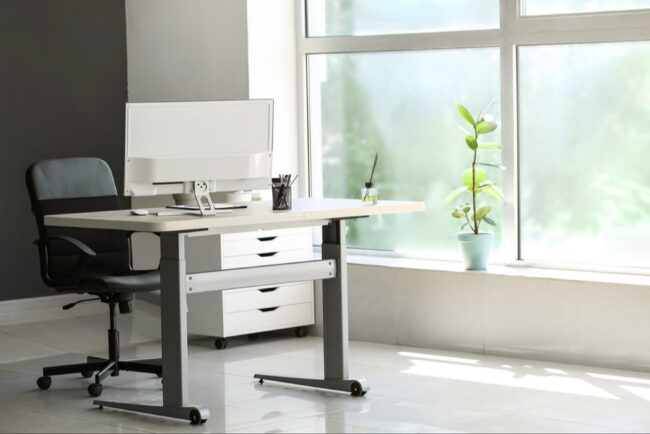 How to Adjust a Sit-Stand Desk for Optimal Comfort and Performance?