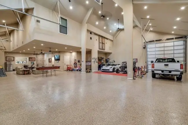 Expansive Garage with High Ceilings and Versatile Space