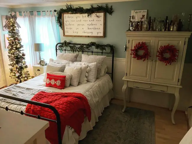 Cozy and Festive Bedroom Holiday Decor