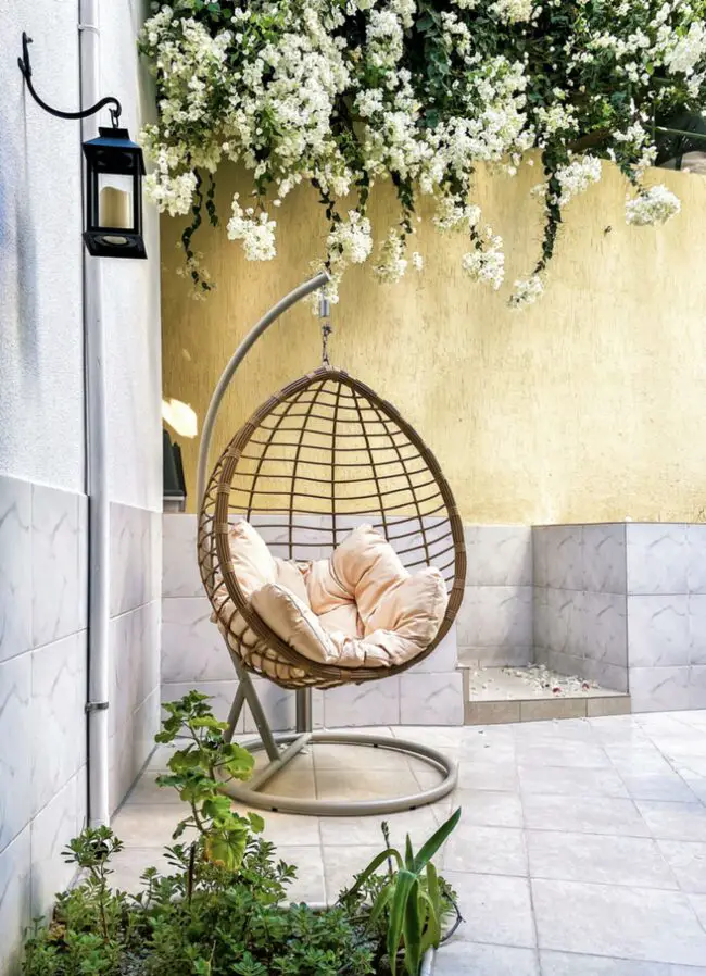 How to Choose the Perfect Hanging Chair Design for Your Living Room or Patio?